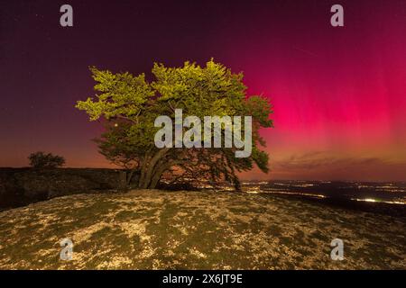 Aurora Borealis in Deutschland. Sehr starke aurora Borealis über der Metropolregion Stuttgart. Blick von Breitenstein in der Nähe von Ochsenwang auf die Schwäbisch Stockfoto