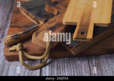 Nahaufnahme verschiedener Holzschneidebretter, die in der Küche verwendet werden Stockfoto