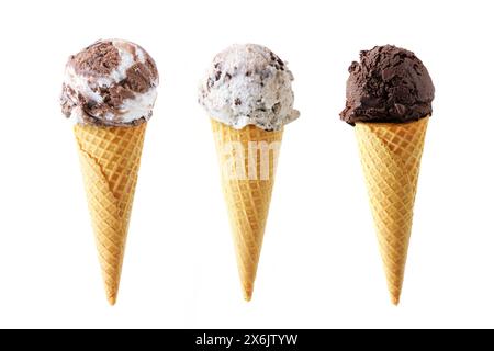 Schokoladen-Eiskegel-Sortiment isoliert auf weißem Hintergrund. Himmlisches Hash, Cookies und Creme und dunkle Schokolade in Waffelkegeln. Stockfoto