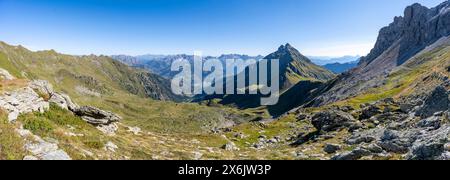 Panorama, Blick vom Karnischen Hauptkamm mit felsigen Berggipfeln, Karnischen Höhenweg, Karnischen Hauptkamm, Karnischen Alpen, Kärnten, Österreich Stockfoto