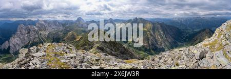 Panorama, Blick ins Fleonental und Frohntal, Berglandschaft mit felsigen Berggipfeln, Blick vom Gipfel der Raudenspitze oder des Monte Fleon Stockfoto