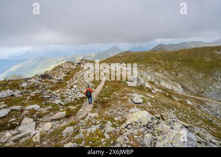 Bergsteiger auf einem Wanderweg hinunter zur Obstanserseehuette, zum Karnischen Hauptkamm, zum Karnischen Höhenweg, zu den Karnischen Alpen, Kärnten, Österreich Stockfoto