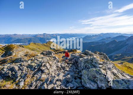 Bergsteiger auf einem Wanderweg, Karnischer Hauptkamm, Karnischer Höhenweg, Karnische Alpen, Kärnten, Österreich Stockfoto