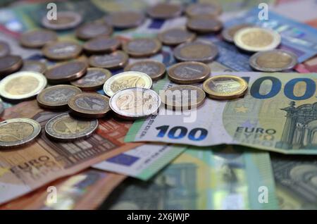 Kaufbeuren, Deutschland. Mai 2024. ABBILDUNG verschiedene Euro-Banknoten und Euro-Münzen liegen auf einem Tisch. Quelle: Karl-Josef Hildenbrand/dpa/Alamy Live News Stockfoto