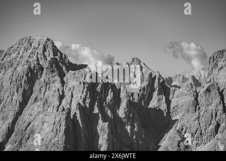 Spektakuläre felsige Gipfel der Sextner Dolomiten, schwarz-weiß, Blick vom Karnischen Hauptkamm, Karnischen Höhenweg, Karnischen Alpen, Kärnten Stockfoto