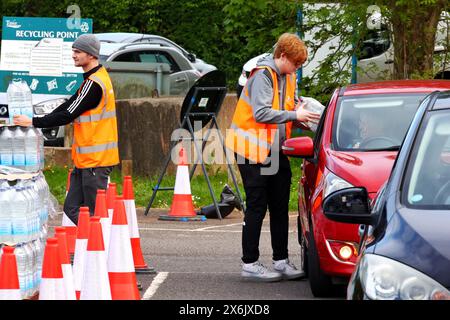 Broadsands Car Park, Brixham, Devon, Großbritannien. Mai 2024. South West Water verteilt Notfallrationen von Flaschenwasser an alle, die vom Cryptosporidium-Ausbruch in Torbay betroffen sind. Es kommt, da 22 Fälle von Krankheiten, die durch den Parasiten verursacht wurden, in zwei Gebieten von Brixham bestätigt wurden, wobei die Bewohner an Durchfall und Krankheit litten. Hinweis: Nidpor/Alamy Live News Stockfoto