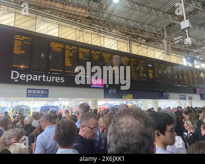 Menschen, die nach einem „Einbruch“-Vorfall im Südwesten Londons auf den Zug warteten, führten zu einem Chaos in der Rush-Hour-Bahn, dessen Unterbrechung bis zum Ende des Tages andauerte. Der Vorfall im Raynes Park wurde erstmals am Mittwoch um 15.42 Uhr gemeldet, wie auf der Website der National Rail berichtet wurde. Bilddatum: Mittwoch, 15. Mai 2024. Stockfoto