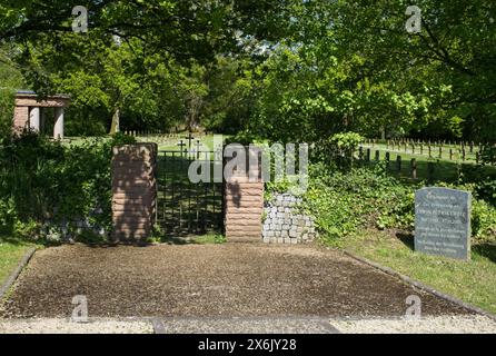 Saint-Desir, Frankreich - 7. Mai 2024: Dieser deutsche Kriegsfriedhof in Saint-Desir beherbergt die Gräber von etwa 3700 Soldaten, die während des Zweiten Weltkriegs getötet wurden. Stockfoto