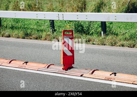 Bewegliche Fahrbahnverteiler auf der Autobahn in der Schweiz Stockfoto