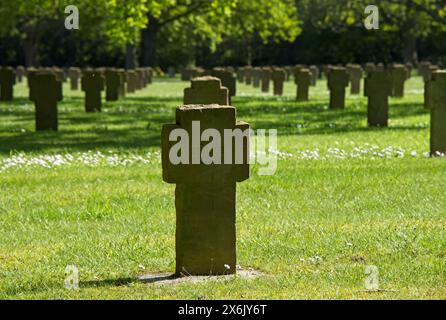 Saint-Desir, Frankreich - 7. Mai 2024: Dieser deutsche Kriegsfriedhof in Saint-Desir beherbergt die Gräber von etwa 3700 Soldaten, die während des Zweiten Weltkriegs getötet wurden. Stockfoto