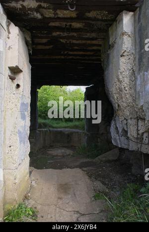 Benerville-sur-Mer, Frankreich - 8. Mai 2024: Auf dem Hügel Mont-Canisy, gleich hinter Benerville-sur-Mer, befindet sich die deutsche Mont-Canisy-Batterie während des Zweiten Wor Stockfoto