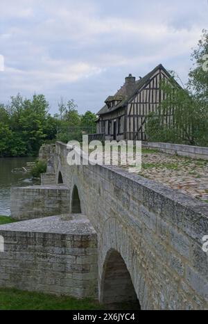 Vernon, Frankreich - 8. Mai 2024: Werk Vernon. Straßen und Gebäude. Lebensstil im städtischen Raum. Sonniger Frühlingstag. Selektiver Fokus Stockfoto