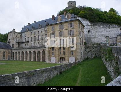 La Roche-Guyon, Frankreich - 8. Mai 2024: In dieser Burg in La Roche-Guyon befand sich während des Zweiten Weltkriegs das deutsche Hauptquartier von Erwin Rommel. Sonniger Frühling Stockfoto