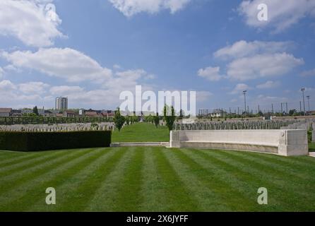 Le Petit-Quevilly, Frankreich - 9. Mai 2024: Dieser Kriegsfriedhof auf dem Saint-Sever-Friedhof in Rouen enthält die Gräber von etwa 300 getöteten Soldaten des Commonwealth Stockfoto