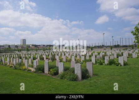 Le Petit-Quevilly, Frankreich - 9. Mai 2024: Dieser Kriegsfriedhof auf dem Saint-Sever-Friedhof in Rouen enthält die Gräber von etwa 300 getöteten Soldaten des Commonwealth Stockfoto