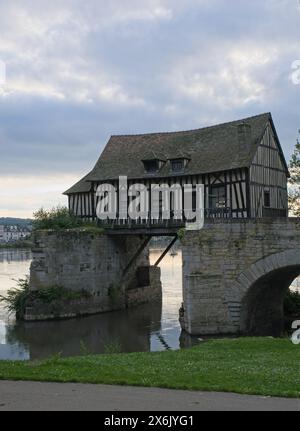 Vernon, Frankreich - 8. Mai 2024: Werk Vernon. Straßen und Gebäude. Lebensstil im städtischen Raum. Sonniger Frühlingstag. Selektiver Fokus Stockfoto