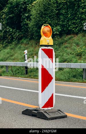 Straßenbauarbeiten, Straßenschilder auf einer Autobahn zum Wiederaufbau Stockfoto