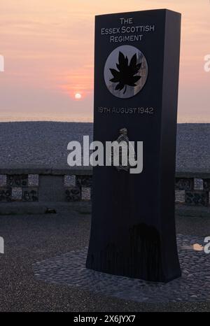 Dieppe, Frankreich - 10. Mai 2024: Essex Scottish Regiment. Red Beach Memorial. Leute laufen in der Stadt Dieppe. Straßen und Gebäude. Lifestyle in Stockfoto