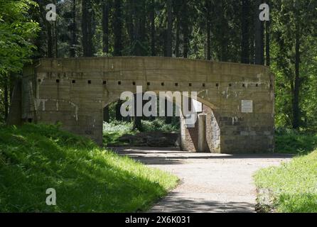 Le Val Ygot, Frankreich - 11. Mai 2024: Deutscher V1-Raketenstartkomplex in Le Val Ygot während des Zweiten Weltkriegs. Sonniger Frühlingstag. Selektiver Fokus Stockfoto