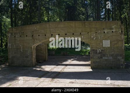 Le Val Ygot, Frankreich - 11. Mai 2024: Deutscher V1-Raketenstartkomplex in Le Val Ygot während des Zweiten Weltkriegs. Sonniger Frühlingstag. Selektiver Fokus Stockfoto