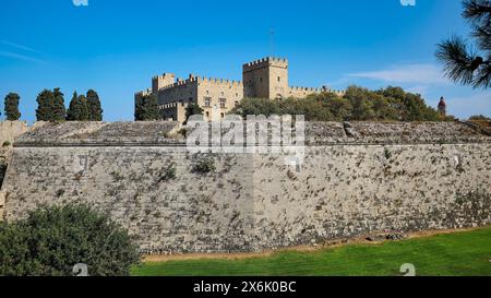 Blick auf eine Burg über eine große Steinfestungsmauer, vor einem blauen Himmel, Großmeisterpalast, Ritterstadt, Rhodos, Rhodos, Dodekanesisch, Griechisch Stockfoto
