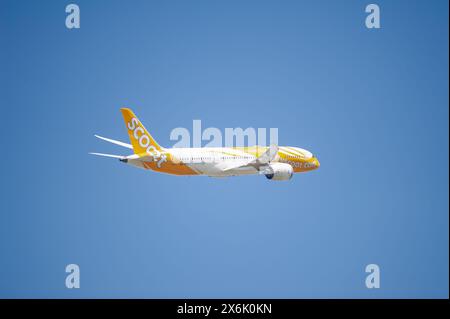 13.05.2024, Berlin, Deutschland, Europa - Ein Passagierjet der Scoot Airlines Boeing 787-8 Dreamliner startet vom Flughafen Berlin Brandenburg BER. Stockfoto