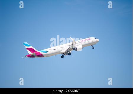 13.05.2024, Berlin, Deutschland, Europa - Ein Passagierflugzeug des Typs Eurowings Airbus A321-251NX startet vom Flughafen Berlin Brandenburg BER. Stockfoto