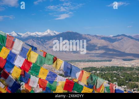 Panorama vom Tsenmo Hügel über Leh und das Indus Tal nach Stok Kangri, 6153 m, Ladakh, Jammu und Kaschmir, Indien Stockfoto