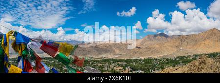 Panorama vom Tsenmo Hügel über Leh und das Indus Tal nach Stok Kangri, 6153 m, Ladakh, Jammu und Kaschmir, Indien Stockfoto