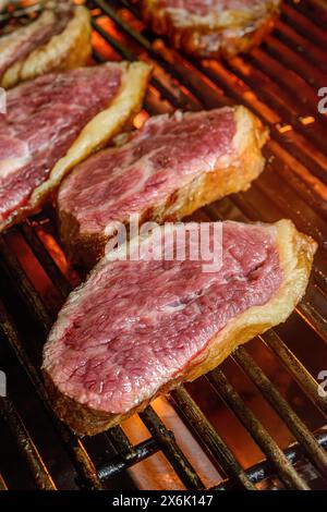 Barbecue mit in Scheiben geschnittenen picanha, gebraten über Kohlen. Diese Form des Grillens wird in ganz Brasilien häufig konsumiert. Stockfoto