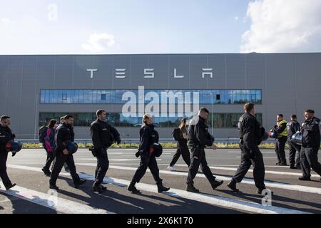 Polizisten vor der Tesla Gigafactory bei der Demonstration Wasser. Wald. Gerechtigkeit gegen die Erweiterung der Tesla Gigafactory in Stockfoto