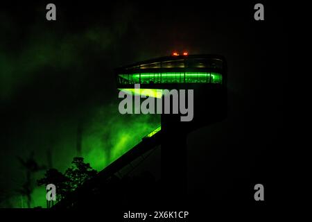 Bergisel-Schanze im Nebel (grün) Stockfoto