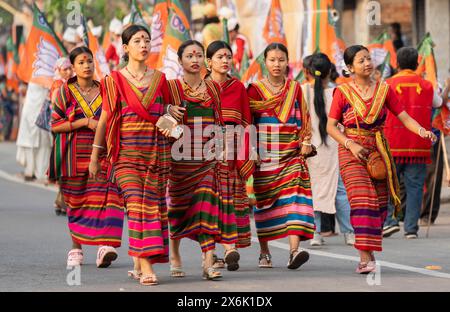 Künstler kommen, um während einer Roadshow des Innenministers der Union Amit Shah vor der dritten Phase der Parlamentswahlen in Guwahati, Assam, Indien, aufzutreten Stockfoto