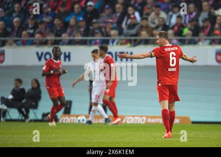 Fußballspiel, Kapitän Patrick MAINKA 1.FC Heidenheim rechts, mit ausgestreckten Armen und fordert die Aufmerksamkeit seiner Teamkollegen, Fußballstadion Stockfoto