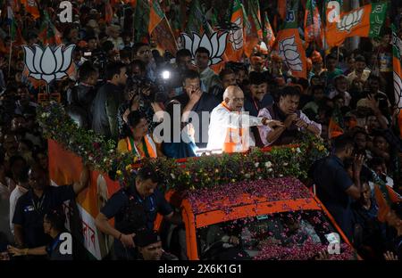 Der Innenminister der Union und der Vorsitzende der Bharatiya Janata-Partei (BJP) Amit Shah nehmen an einer Roadshow Teil, während er vor der dritten Phase des Generals einen Wahlkampf einleitet Stockfoto