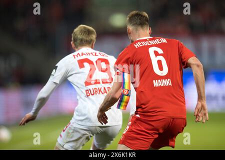 Fußballspiel, Kapitän Patrick MAINKA 1. Der FC Heidenheim blickt von hinten mit losem Captains Armband in Regenbogenfarben und 1. FC Stockfoto