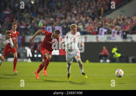 Fußballspiel, Kapitän Patrick MAINKA 1. Der FC Heidenheim links scheint an seinem Gegner Jonathan Michael BURKARDT 1 vorbeizusprinten. FSV Mainz 05, um zum zu kommen Stockfoto