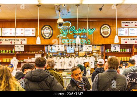 Riesige Menschenmassen im berühmten Katz's Deli in New York City Stockfoto