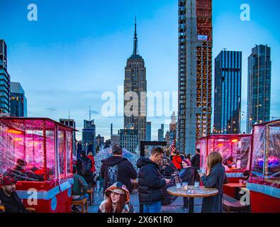 Open-Air-Terrasse im 20. Stock: 230 Fifth Rooftop Bar NYC vor dem Empire State Building, New York City Stockfoto