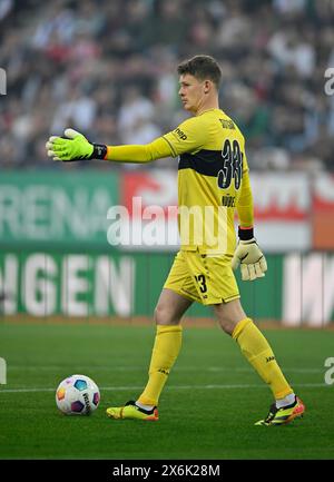 Torhüter Alexander Nuebel VfB Stuttgart (33) Gesten, Gesten, WWK Arena, Augsburg, Bayern, Deutschland Stockfoto