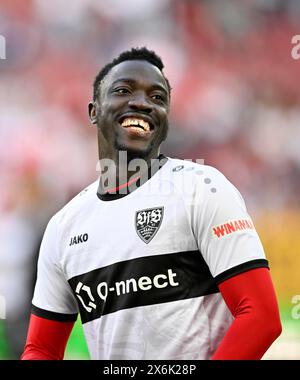 Silas Katompa Mvumpa VfB Stuttgart (14) Porträt, Lächeln, lachen, WWK Arena, Augsburg, Bayern, Deutschland Stockfoto