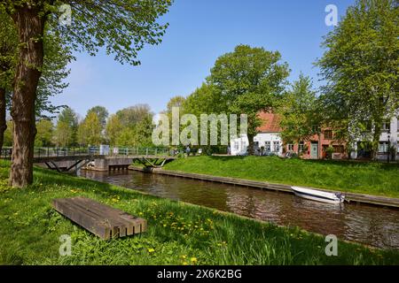 Kohbruech-Brücke und öffentliche Holzbank am Ufer des Mittelburggrabens in Friedrichstadt, Landkreis Nordfriesland, Schleswig-Holstein Stockfoto