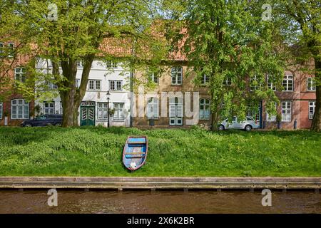 Altes Holzboot und historische Häuser am Mittelburggraben in Friedrichstadt, Nordfriesland, Schleswig-Holstein Stockfoto