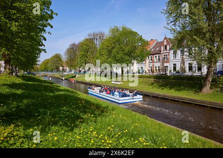 Ausflugsboot auf dem Mittelburggraben in Friedrichstadt, Landkreis Nordfriesland, Schleswig-Holstein, Deutschland Stockfoto