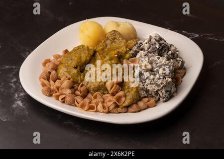 Traditionelles bolivianisches Essen namens 'Fauch conejo' (falsches Kaninchen), auf schwarzem Tisch Stockfoto