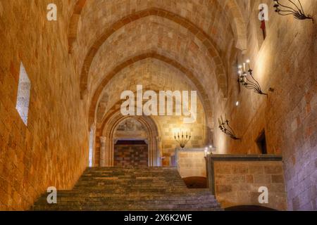 Antikes Treppenhaus mit Bögen und Kerzenleuchtern in einem historischen Gebäude, Blick von innen, Großmeisterpalast, Ritterstadt, Rhodos-Stadt, Rhodos Stockfoto