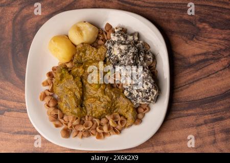 Traditionelles bolivianisches Essen namens 'Fauch conejo' (falsches Kaninchen), auf schwarzem Tisch Stockfoto