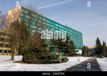 OSTRAVA, TSCHECHISCHE REPUBLIK - 5. MÄRZ 2018: Das grüne Hauptgebäude von Vysoka Skola Banska - Technische Universität in Ostrava während der Wintersaison Stockfoto