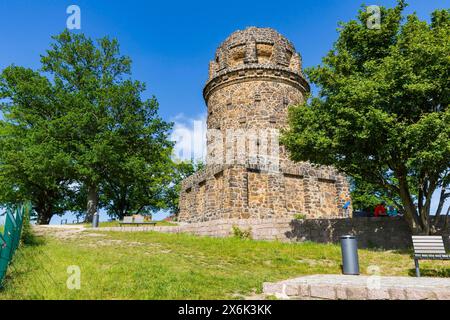 Weingut im Goldenen Wagen. Der Bismarckturm in Radebeul, auch bekannt als Bismarcksäule, ist einer von rund 145 Bismarcktürmen, die noch heute in Radebeul sind Stockfoto