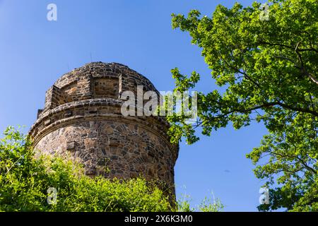 Weingut im Goldenen Wagen. Der Bismarckturm in Radebeul, auch bekannt als Bismarcksäule, ist einer von rund 145 Bismarcktürmen, die noch heute in Radebeul sind Stockfoto